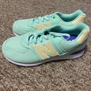 New Balance Girls Shoes (Size: 3.5)